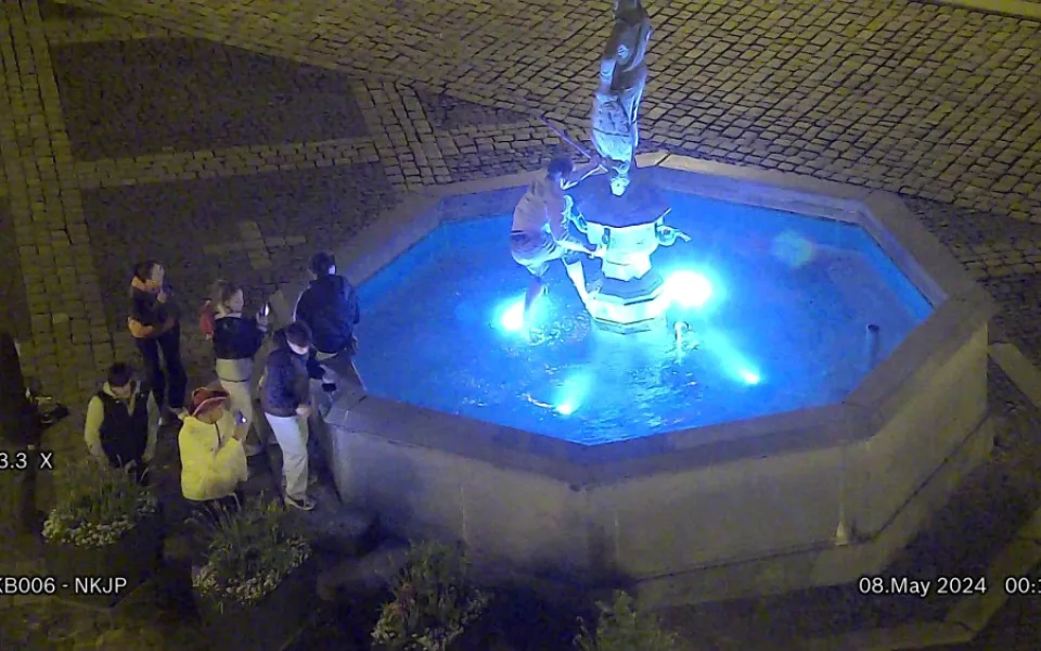 Parta na náměstí v Chebu o půlnoci lezla do kašny a poškodila ji