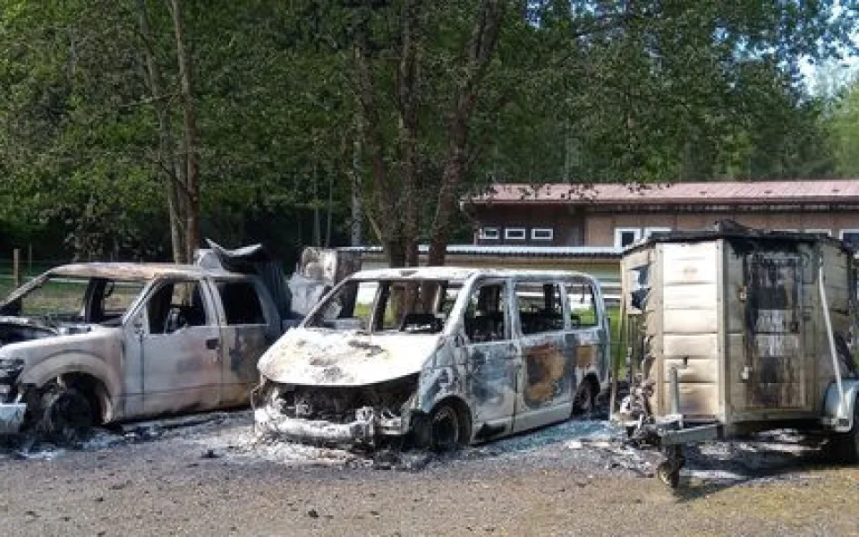 V areálu na Svatošských skalách u Karlových Varů někdo zapálil dvě auta a přívěs
