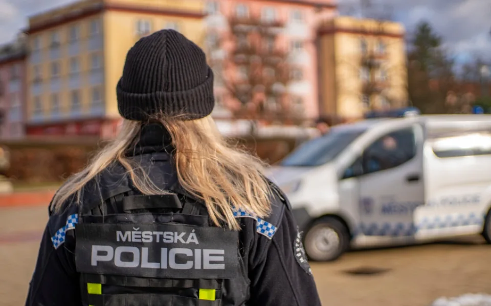 Městští strážníci v Ostrově nesouhlasí se změnou vedení. Zastupitelům poslali dopis