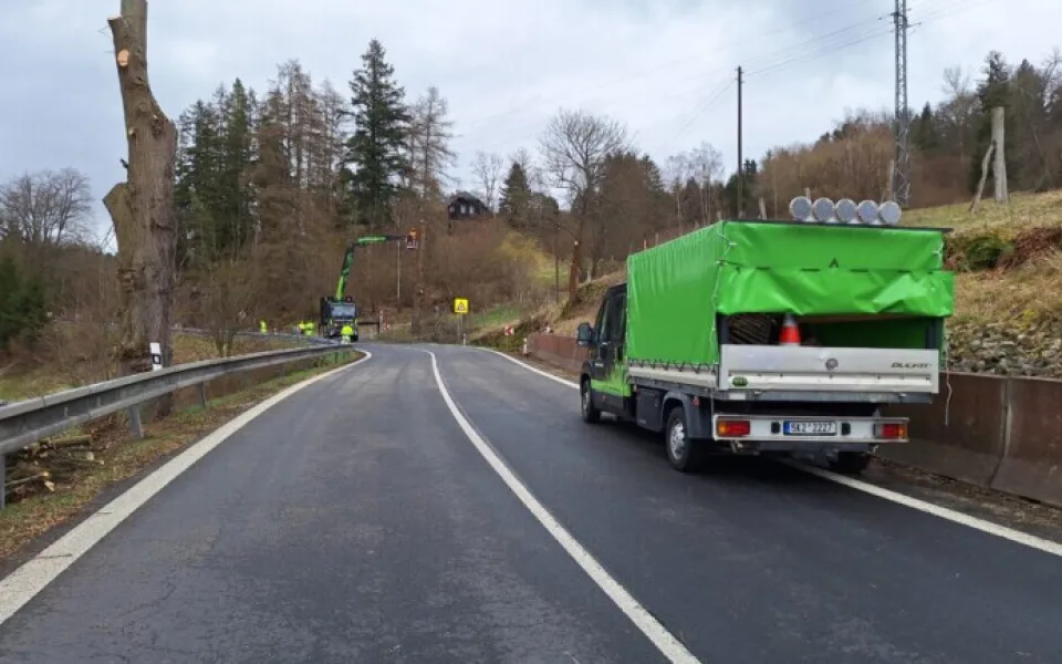 V serpentinách u Bečova stavbaři odstraňují skálu nad vozovkou