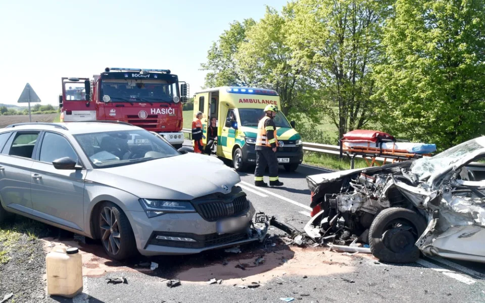 Smrtelná nehoda se stala u Čichalova na Karlovarsku, kde se rovněž srazila tři osobní auta a kamion