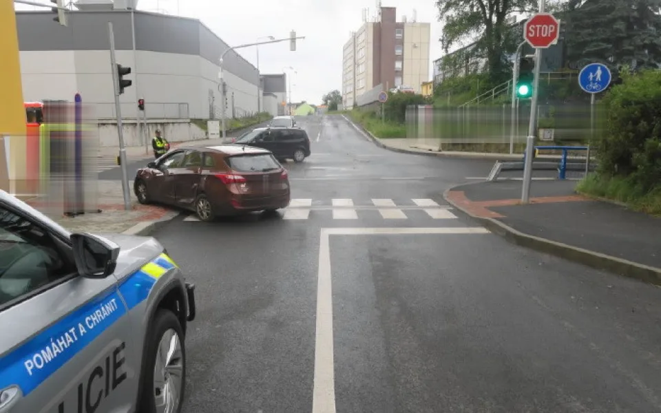 Srážka dvou aut v Chebu na křižovatce. Policisté hledají svědky