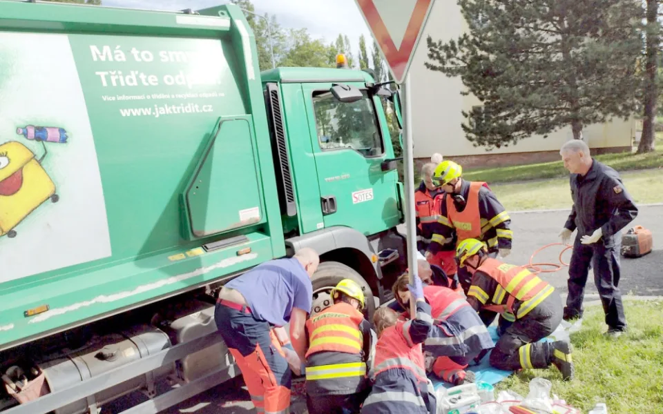 Řidič popelářského auta nacouval do chodkyně. Vrtulník ji transportoval do nemocnice