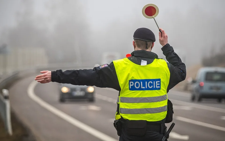 Policisté před nájezdem na D6 v Sokolově zastavili řidiče. Nadýchal 5,37 promile