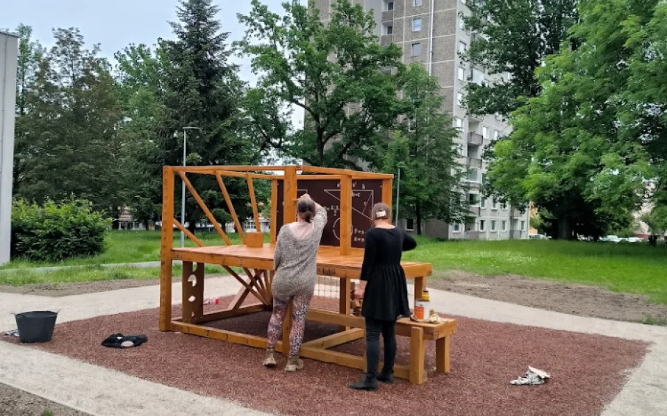 Nedávno instalovaná matematická kostka na sídlišti Skalka