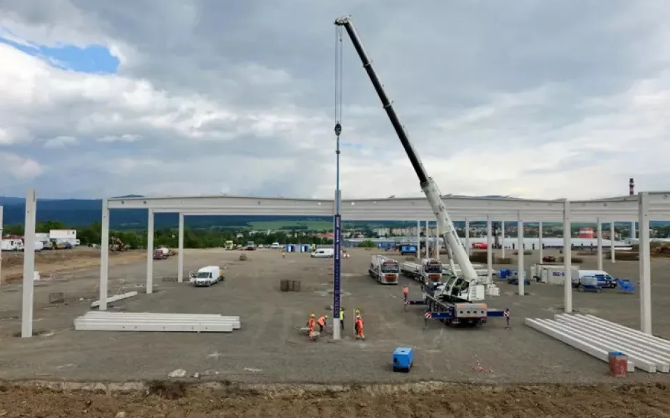 V Ostrově roste nová hala pro automobilový průmysl. Nabídne práci pro 350 lidí