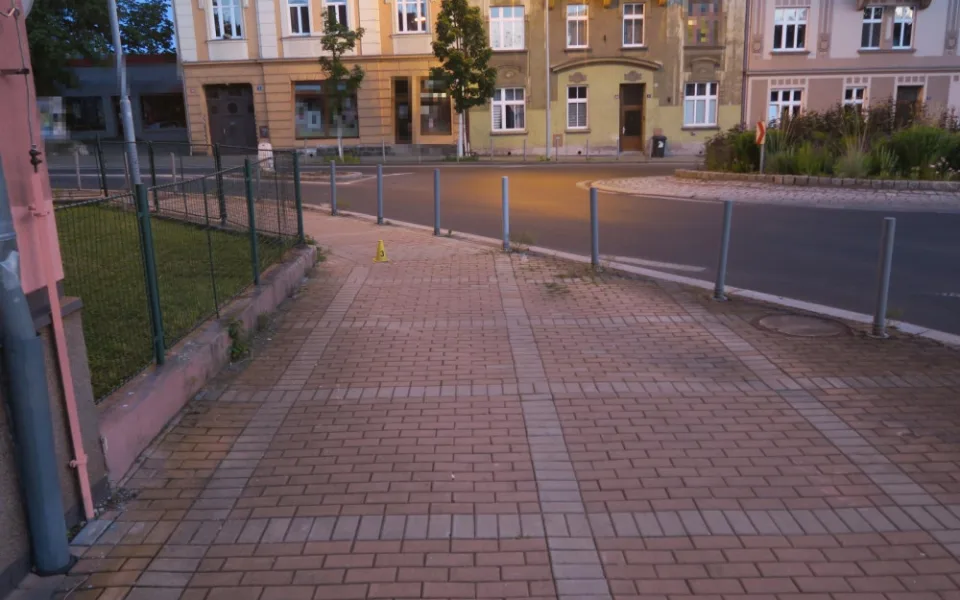 Ve Varech se srazil cyklista s dívkou na koloběžce. Cyklista ujel, policie hledá svědky
