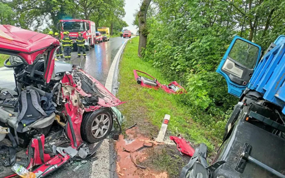 Vážná nehoda uzavřela silnici na Počerny. Hasiči museli vyprostit dvě zaklíněné osoby