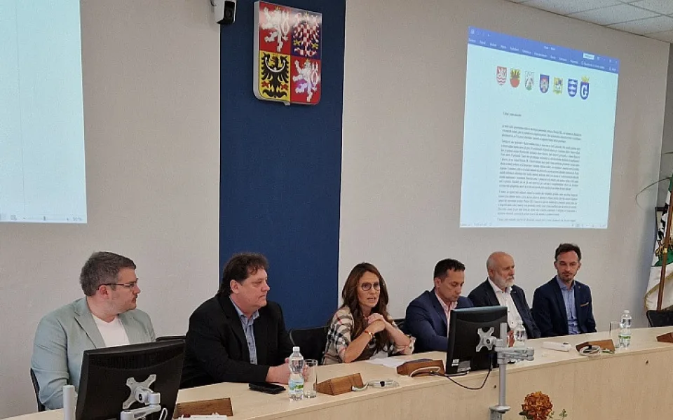 Starostové z Karlovarského kraje chtějí vyšší mzdy pro policisty, píšou ministru