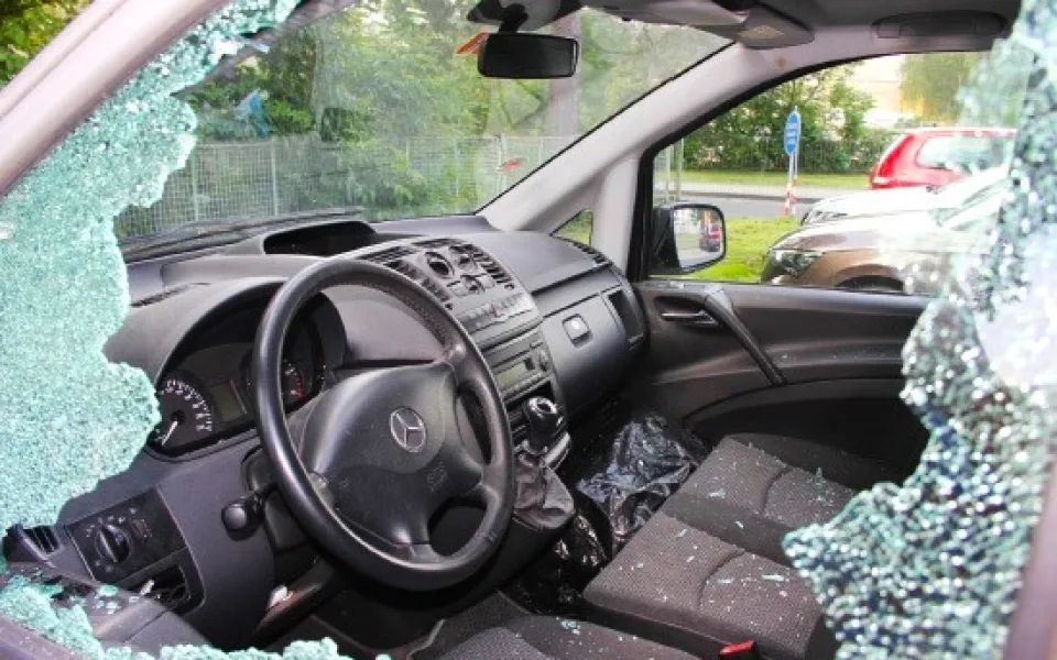 Vandal zdemoloval při svém nočním tahu městem sedm automobilů a skleněné výlohy u dvou obchodů