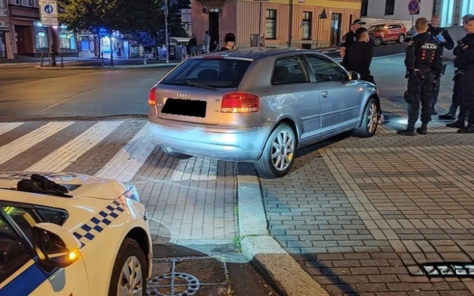 Agresivnímu cizinci se nelíbilo, když si chodec nafotil, jak nevhodně zaparkoval auto. Nakonec skončil v poutech