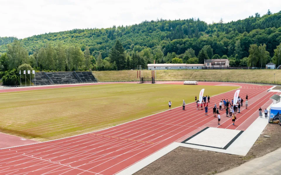 Karlovy Vary zrekonstruovaly atletický stadion v Tuhnicích za 46 milionů Kč