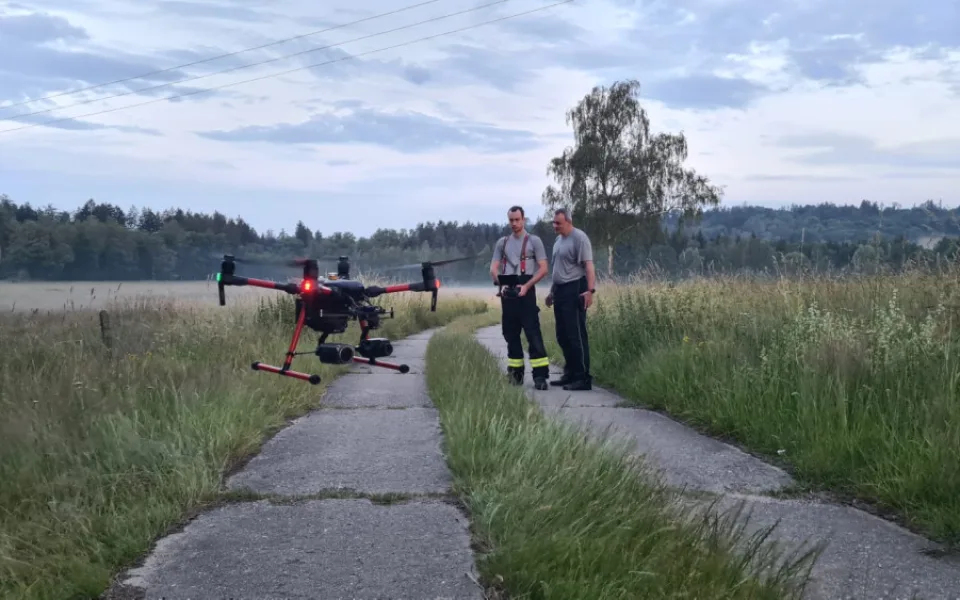 Hasiči pomáhají se záchrankou srnčat před sekačkami, pomocí dronů hledají mláďata ukrytá v trávě
