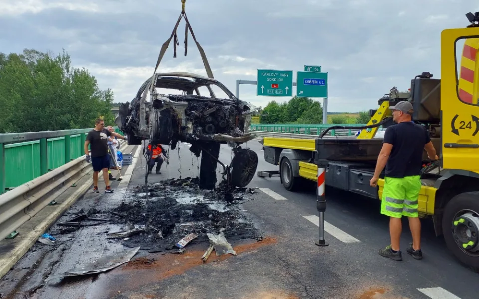 Na D6 u Kynšperku začalo za jízdy hořet auto. Plameny zasáhly celý vůz