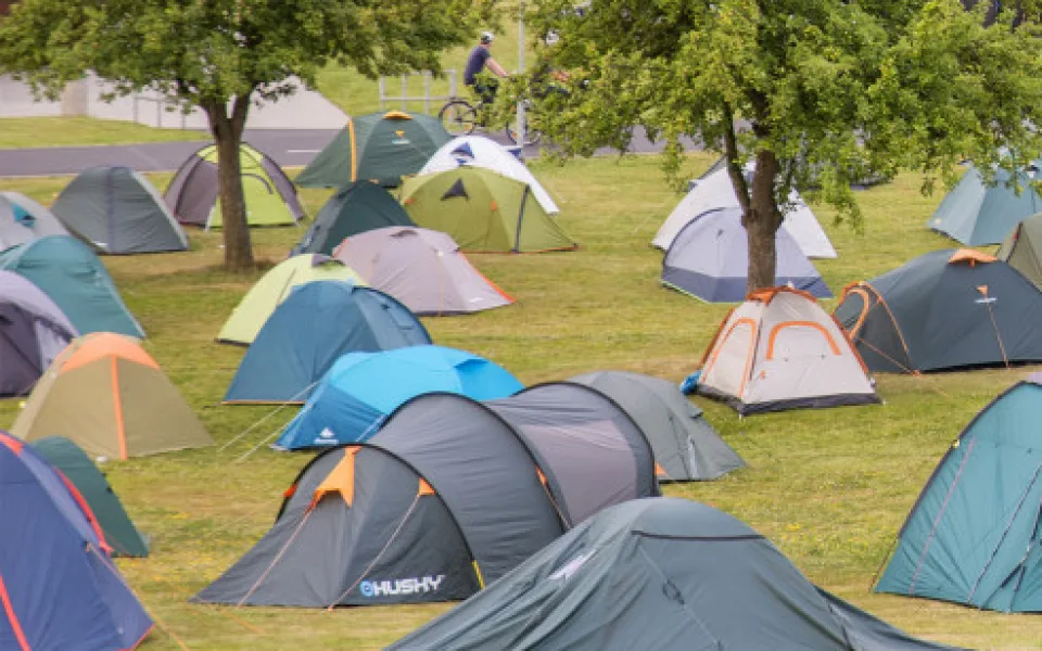 Návštěvníci karlovarského festivalu spali v hostelu i ve stanovém městečku