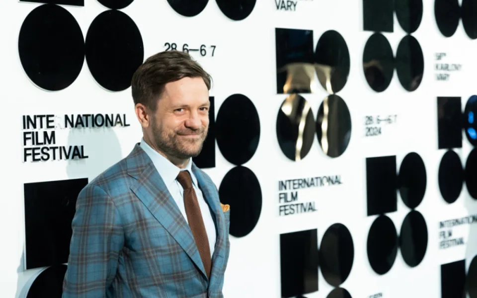 Film Vlny vynesl režiséru Jiřímu Mádlovi cenu innogy Modrá kostka na karlovarském filmovém festivalu