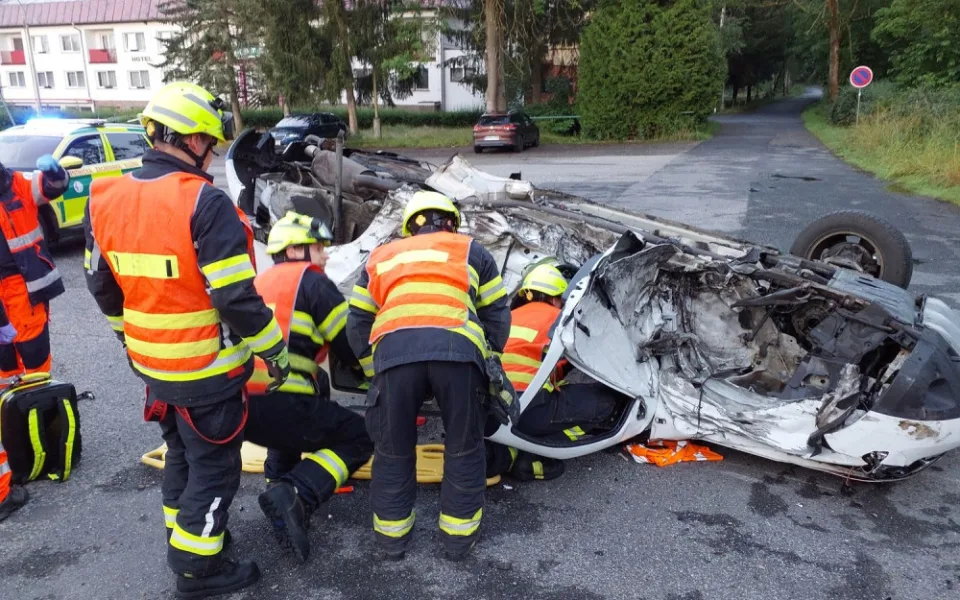 Při střetu dvou osobních vozidel se zranili tři lidé. Na místě zasahoval i vrtulník letecké záchranné služby