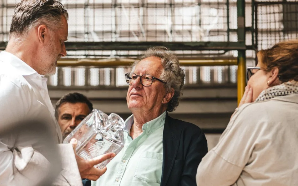 Herec Geoffrey Rush navštívil s manželkou během filmového festivalu sklárnu Moser