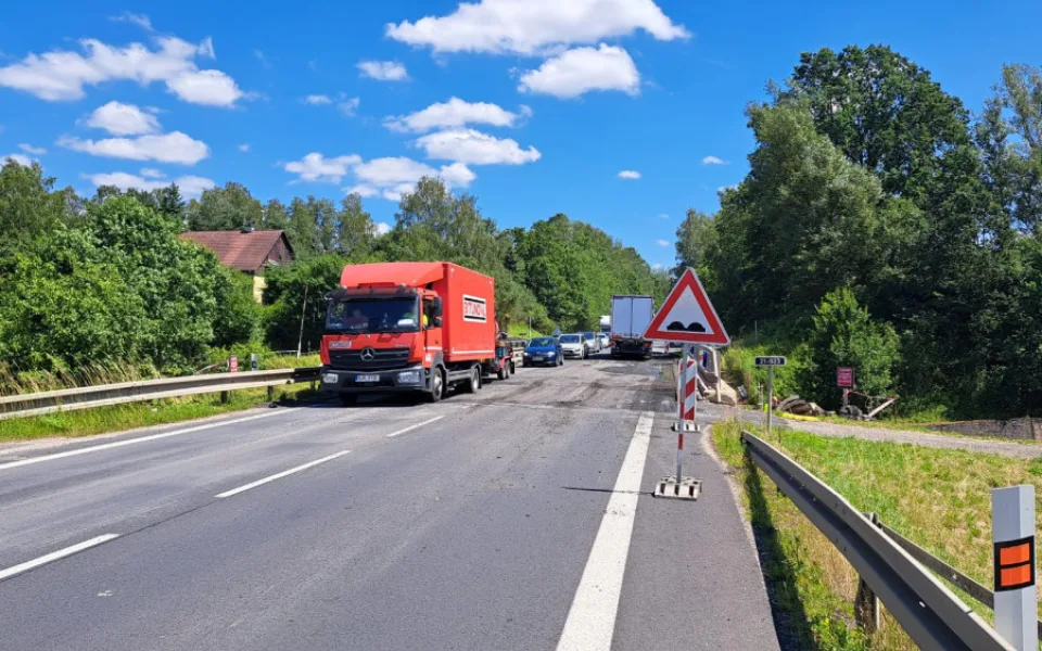 Začala oprava silnice na hrázi Jesenice, řidiče čeká komplikovaná objížďka