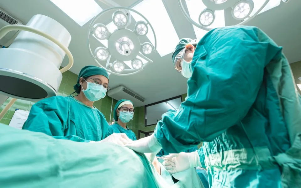 Karlovarský kraj rozdělil už téměř 3 miliony korun lékařům, aby neodcházeli do důchodu