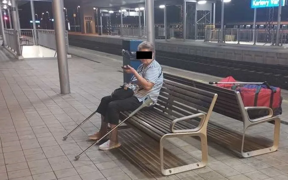 Zmatenou maďarskou seniorku našli strážníci na nádraží