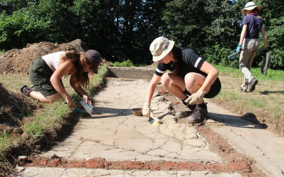 Pozůstatky ženského koncentračního tábora odkrývají archeologové ze západočeské univerzity
