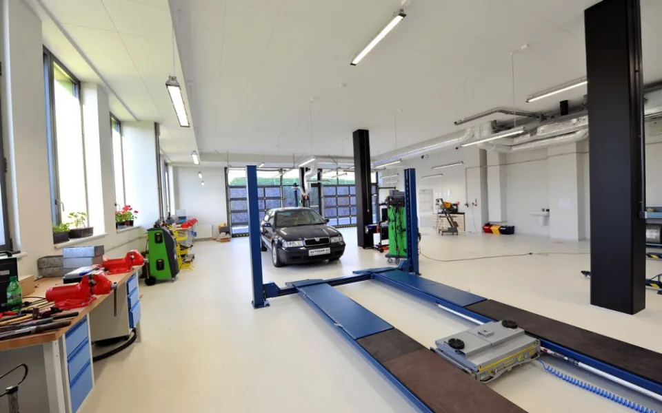 SPŠ Ostrov získá nové autodílny, budou přímo v areálu střední školy