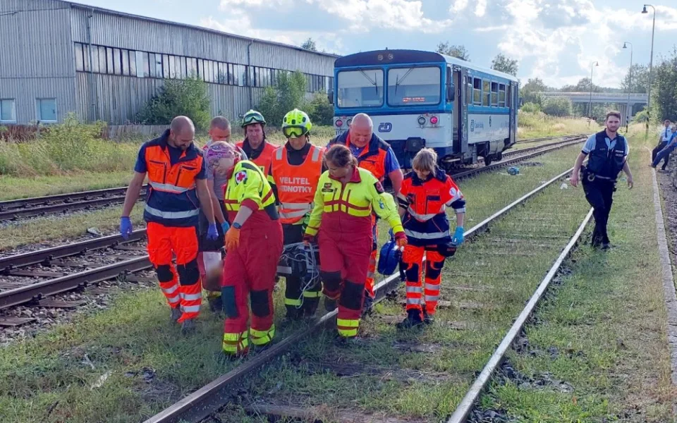 V Toužimi na Karlovarsku srazil vlak mladou ženu, je ve velmi vážném stavu