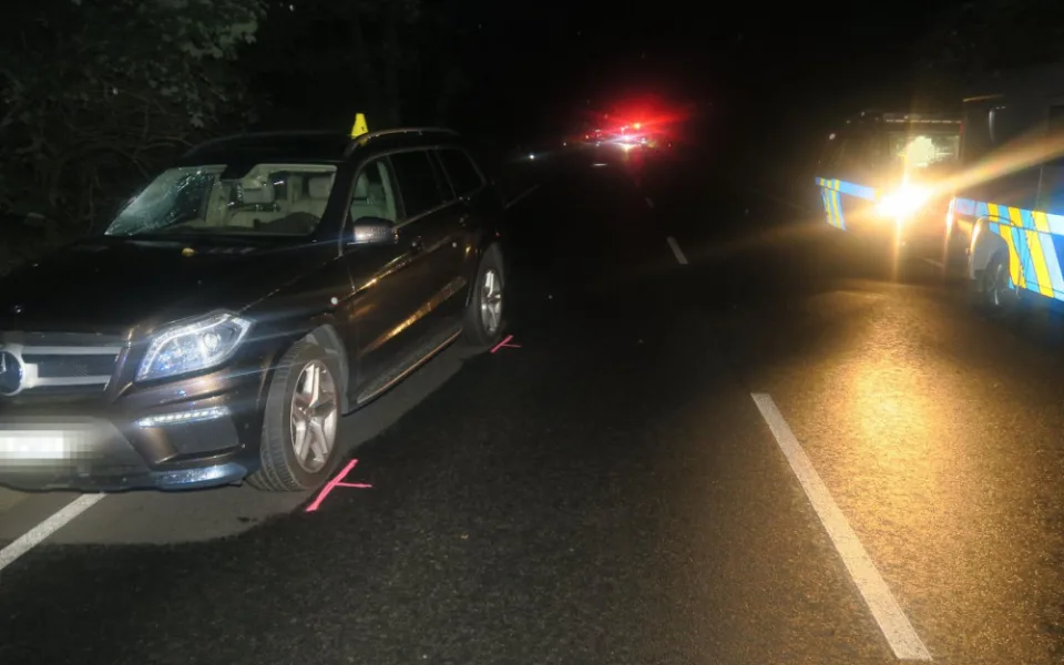 Auto na Sokolovsku srazilo dva cyklisty. Žena zemřela, dítě je zraněné