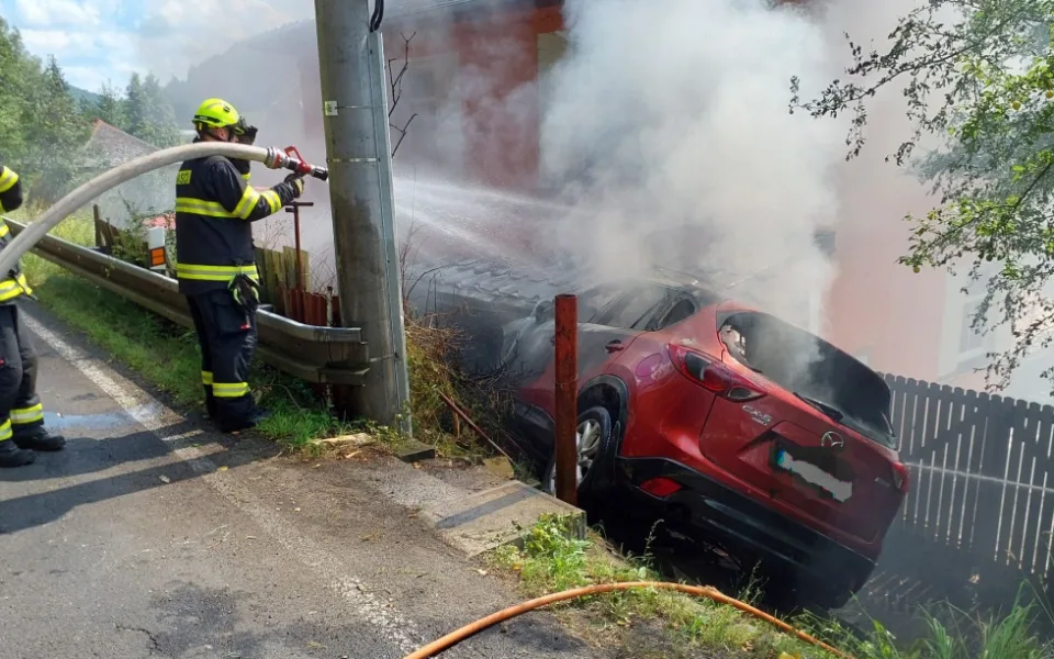 Auto na Sokolovsku začalo po nárazu hořet. Řidička stihla vystoupit