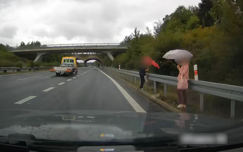 VIDEO: Dvě ženy si to v dešti vykračovaly po dálnici D6, měly obrovské štěstí, že je nesmetlo auto