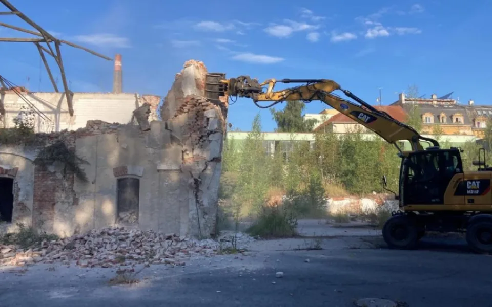 V Karlových Varech začala demolice bývalého pivovaru, který obývali bezdomovci