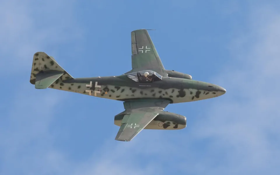 První den leteckého dne nabídl nejmenší letadlo světa i Messerschmitt Schwalbe, neděle láká na gripeny