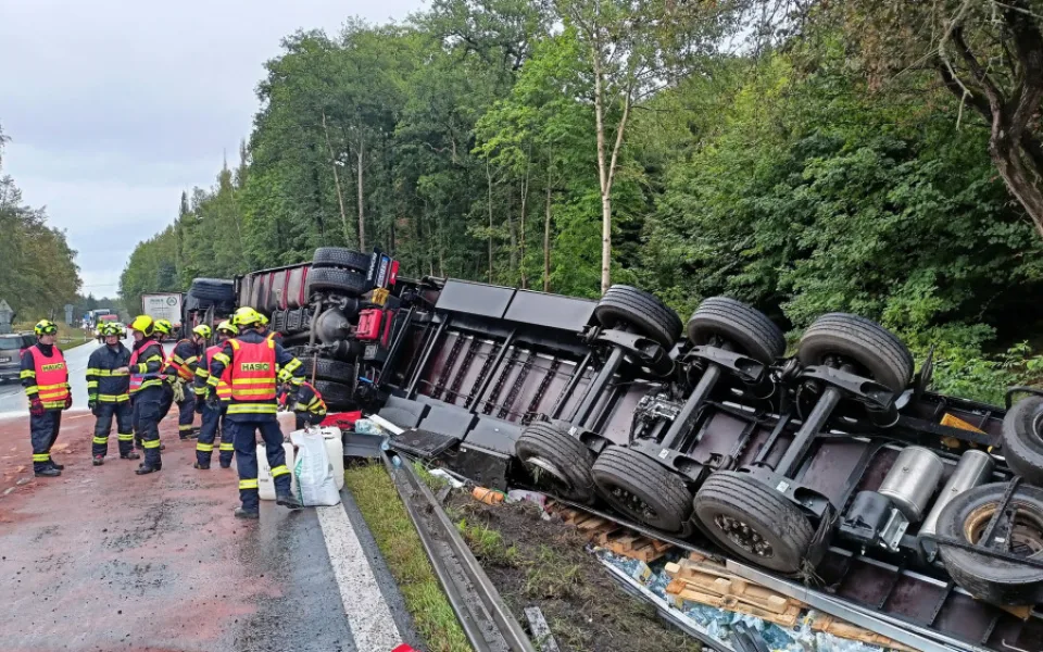 Převrácený mimo silnic skončil kamion převážející balené minerálky