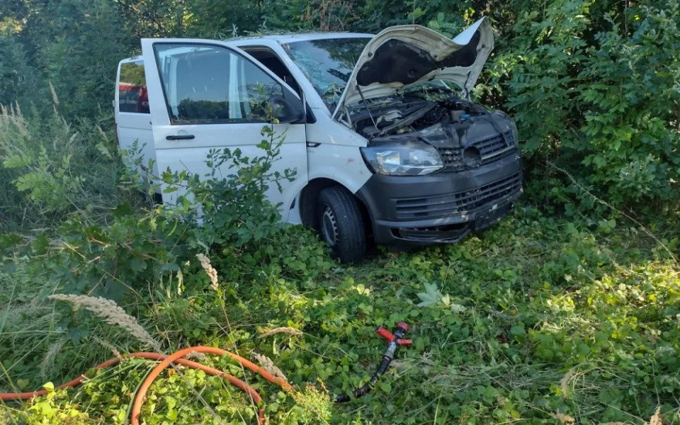 Dodávka se čtyřmi lidmi havarovala na výjezdu z Varů. Tři zranění