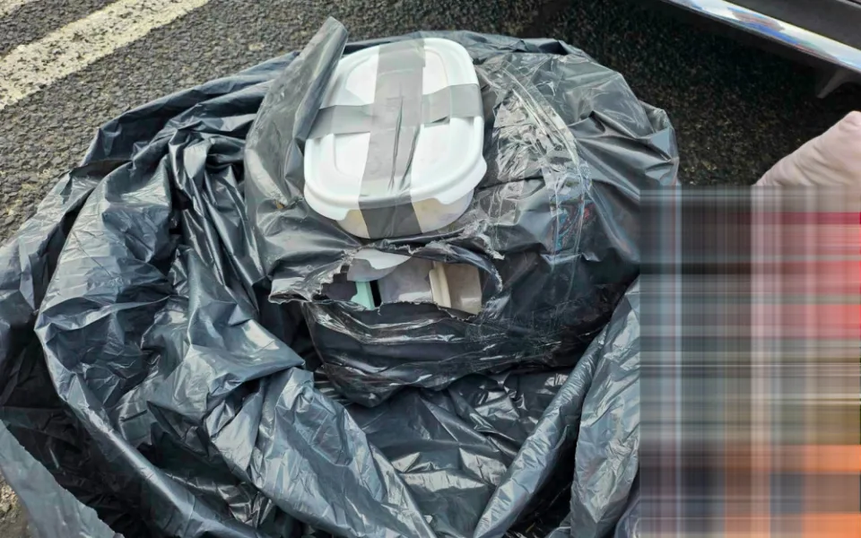 Policisté u Andělské Hory zastavili auto plné drog. Našli skoro deset kilo pervitinu