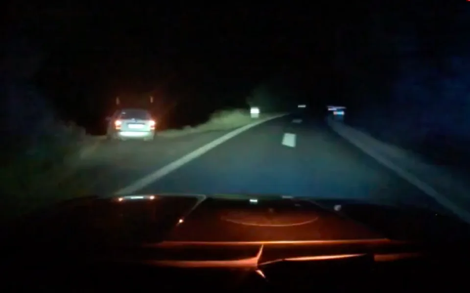 Honička chebských policistů. Řidič nereagoval, ujížděl až do Německa