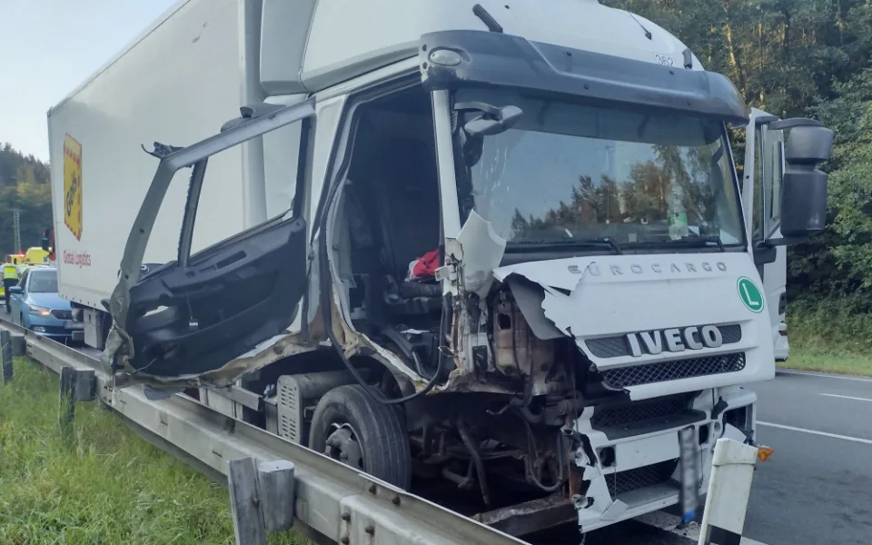 Výjezd z Karlových Varů na silnici I/6 omezila nehoda, jeden vážně zraněný