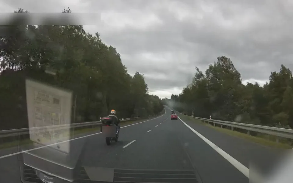 Motorkář prosvištěl kolem policejního vozu na devadesátce rychlostí 153 km/h. Na místě přišel o řidičák