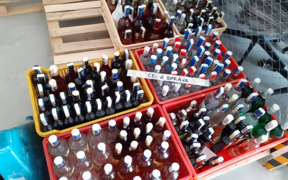 Celníci si došlápli na pochybný prodej alkoholu, zabavili 900 litrů lihovin a stovky plechovek piva