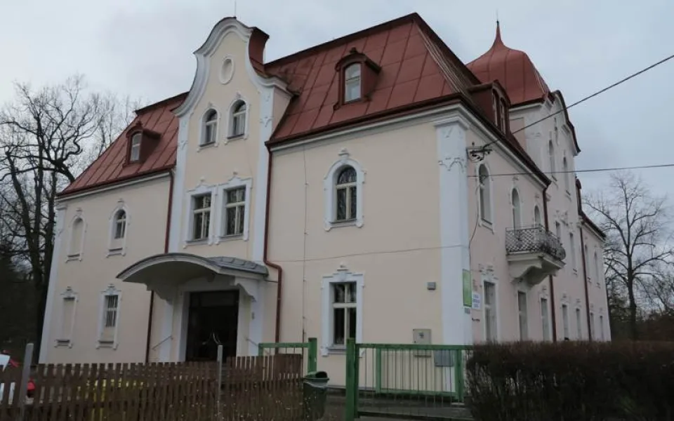 Přestavba dalovické střední školy na církevní bude pokračovat, slibuje kraj