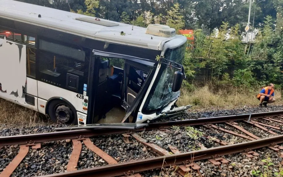 V Karlových Varech havaroval autobus, sjel ze silnice. Na místě jsou zranění.