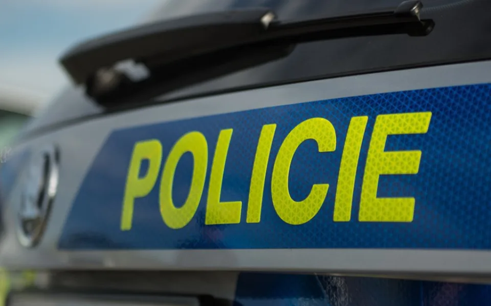Neznámý muž se vydával za zahraničního lékaře a okradl seniorku o 600 tisíc korun