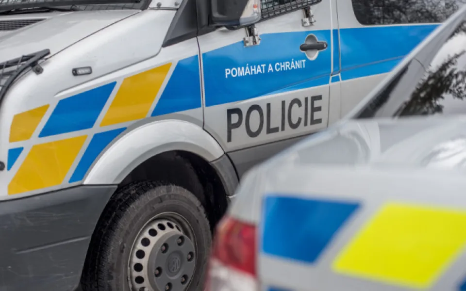 Muž okradl ženu o 400 tisíc korun pod falešným příslibem koupě auta ze zahraničí