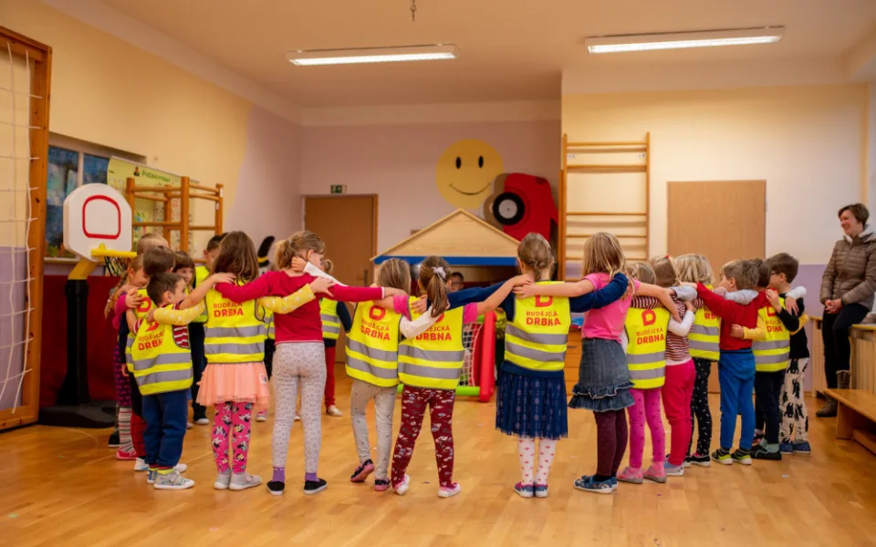Odklady nástupu do škol komplikují v Karlovarském kraji práci školám i školkám