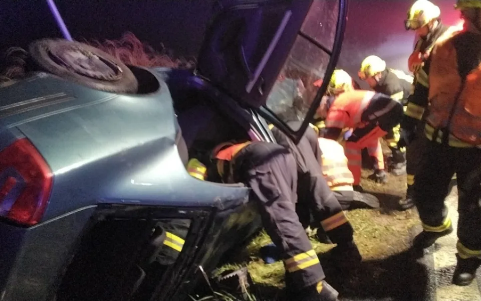 Vážná nehoda u Bochova. Řidič zůstal v převráceném autě zaklíněný