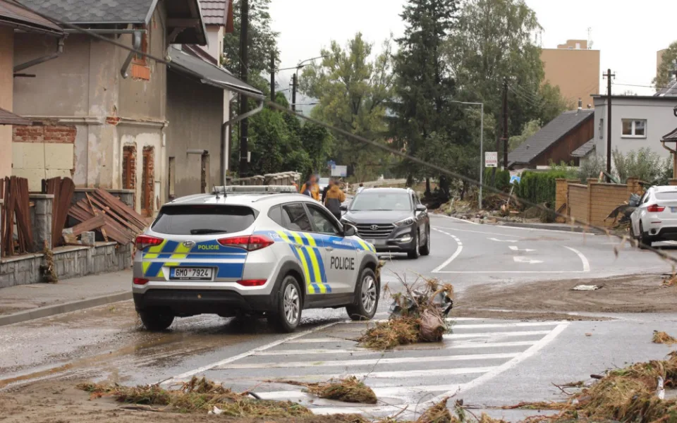 Práce policistů během povodní byla klíčová. Mnozí nasazovali vlastní životy