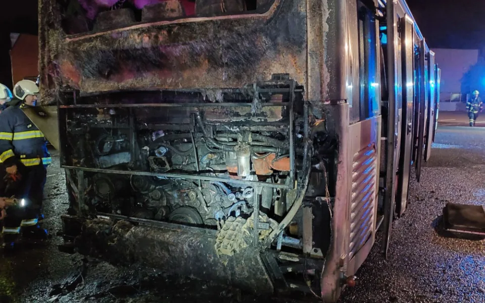 Autobus začal hořet na parkovišti. Jeho řidič se snažil zlikvidovat oheň hasičákem, ale utrpěl zranění