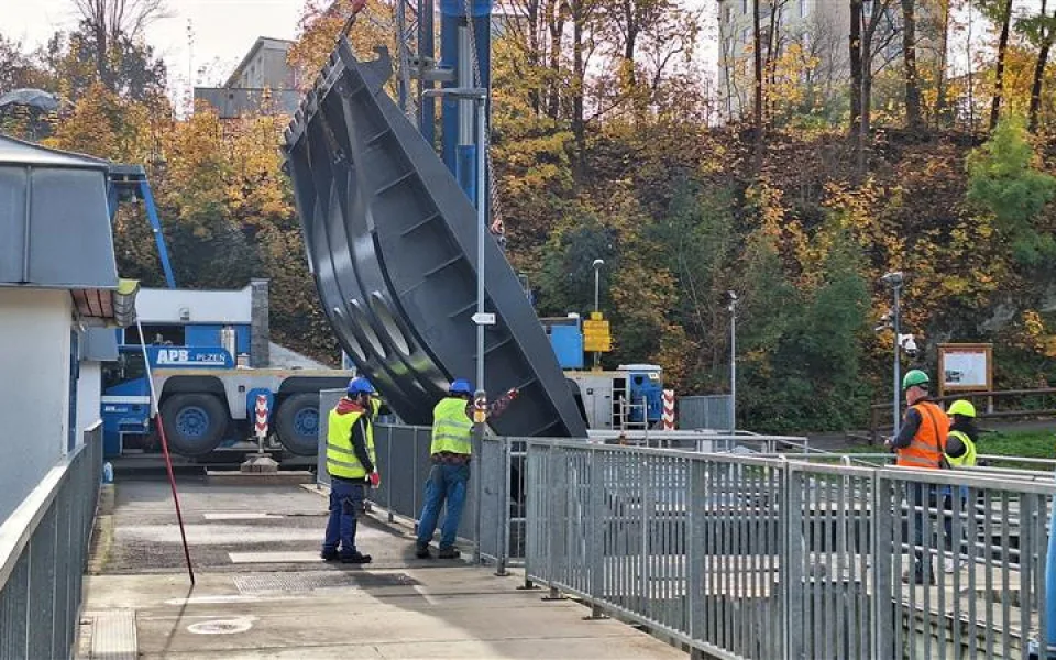 Na přehradě Skalka osadilo povodí Ohře opravenou jezovou klapku, váží 17 tun