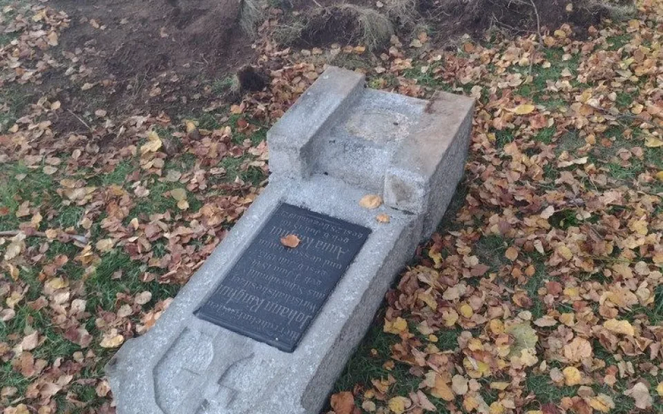 Muže zavalil náhrobní kámen, skončil v nemocnici